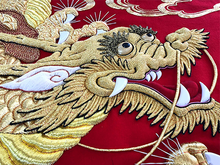 手刺繍による加工例　写真01